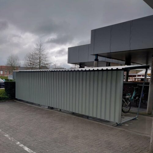 Fietsoverkapping Karin 49 Fietsoverkapping Karin, hier lengte 8.6m. Voordelige fietsoverkappingen, geleverd als bouwpakket of voort u geïnstalleerd. Deze is geschikt voor 20 tot 24 fietsen.
